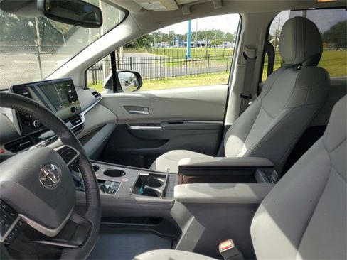 Used 2024 Toyota Sienna XLE image 13