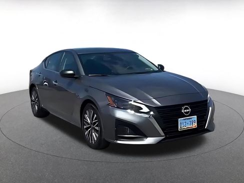 Used 2025 Nissan Altima 2.5 SV FWD image 3