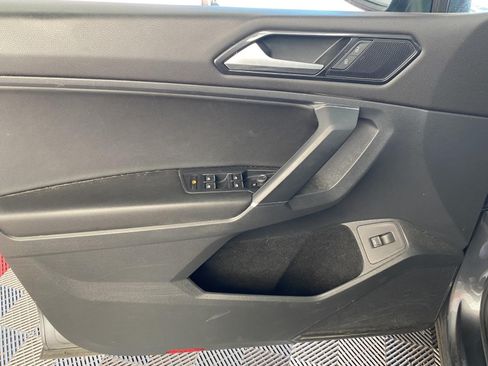 Used 2018 Volkswagen Tiguan SEL AWD/4WD image 17