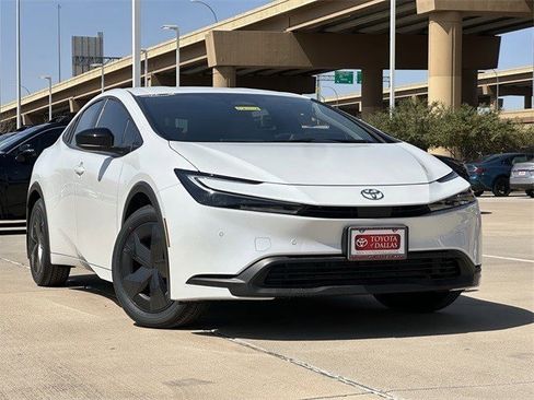 New 2026 Toyota Prius LE image 2