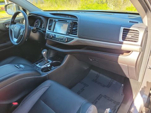 Used 2018 Toyota Highlander Limited image 11