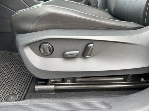 Used 2022 Volkswagen Tiguan SE FWD image 16