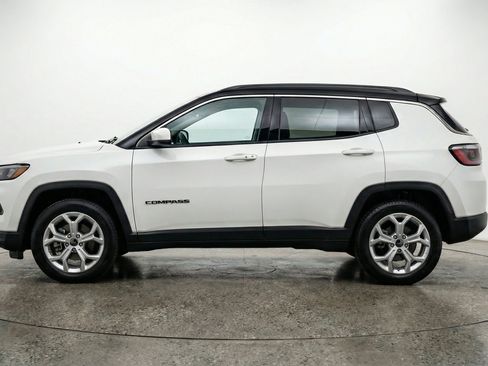 Used 2025 Jeep Compass Latitude AWD/4WD image 5