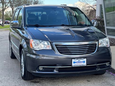 Used 2016 Chrysler Town & Country Touring-L image 2