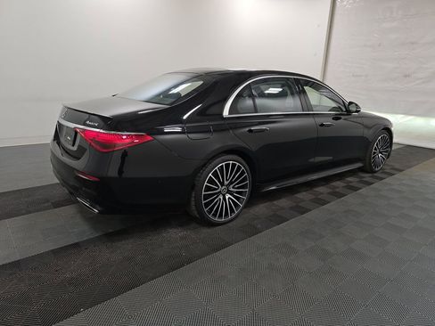 Used 2022 Mercedes-Benz S 500 4MATIC w/ AMG Line Package image 4