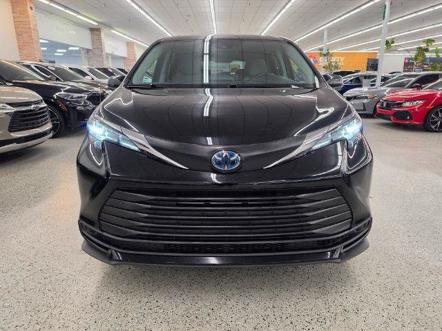 Used 2023 Toyota Sienna LE FWD image 3