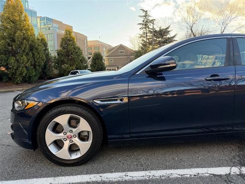 Used 2017 Jaguar XE image 5