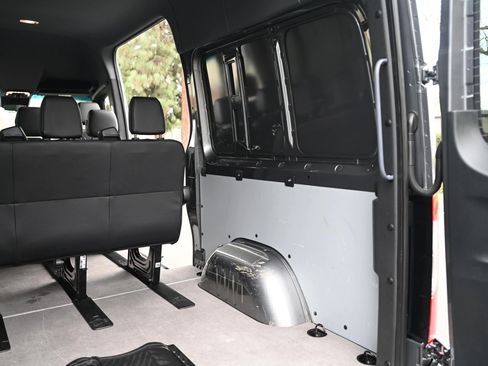Used 2020 Mercedes-Benz Sprinter 2500 image 33