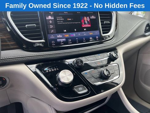 Used 2023 Chrysler Pacifica Limited FWD image 28