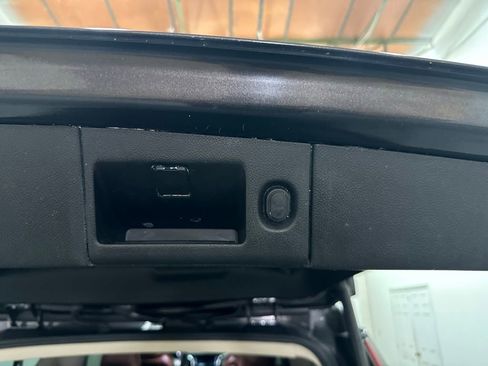 Used 2018 Cadillac Escalade ESV Premium Luxury RWD image 17