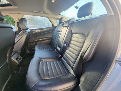 Used 2018 Ford Fusion SE w/ Fusion SE Technology Package FWD image 19