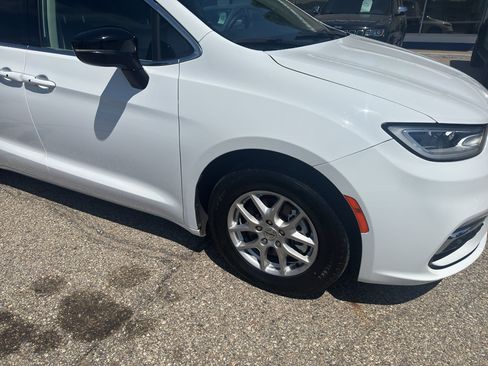 Used 2024 Chrysler Pacifica Touring-L FWD image 13