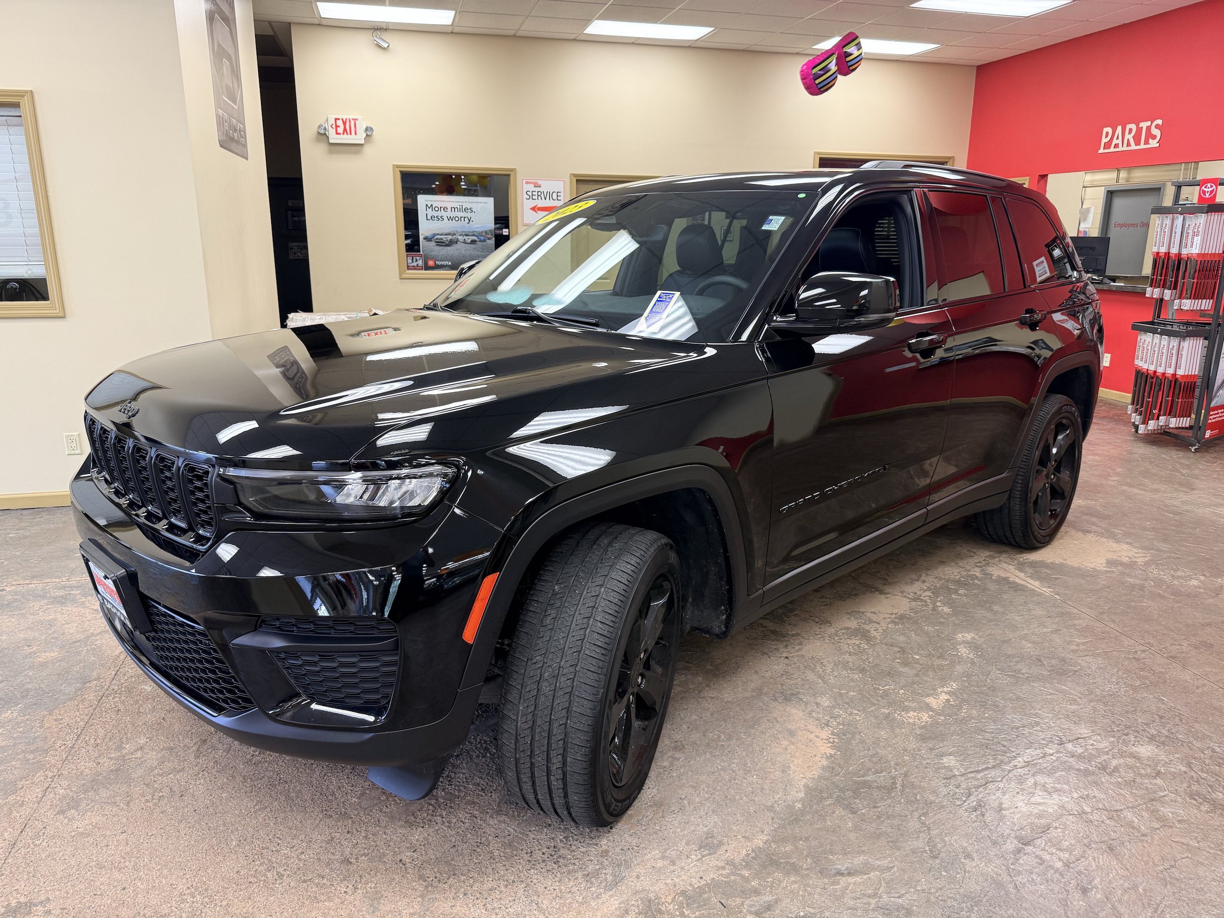 Used 2023 Jeep Grand Cherokee Altitude AWD/4WD image 4
