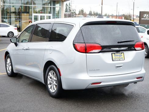 Used 2024 Chrysler Voyager LX image 4