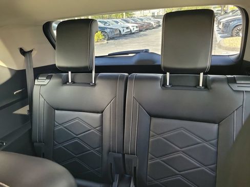 Used 2025 Volkswagen Atlas SE FWD image 12