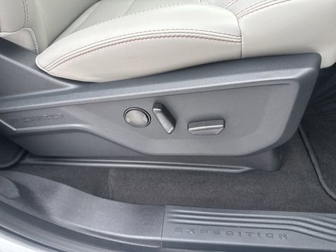 Used 2025 Ford Expedition Active image 38