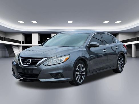 Used 2017 Nissan Altima 2.5 SL w/ Moonroof Package FWD image 9