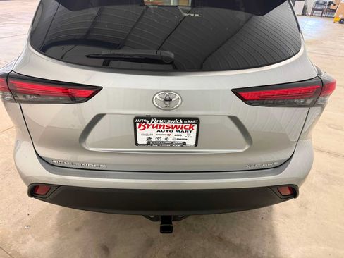 Used 2023 Toyota Highlander XLE AWD/4WD image 16