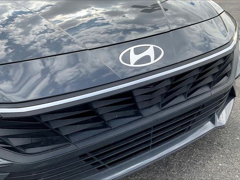 Used 2024 Hyundai Elantra SE image 24