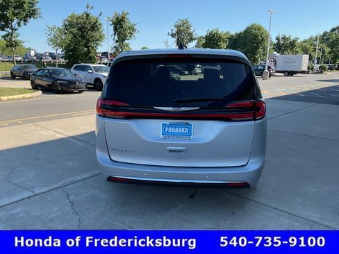 Used 2024 Chrysler Pacifica Touring-L FWD image 5