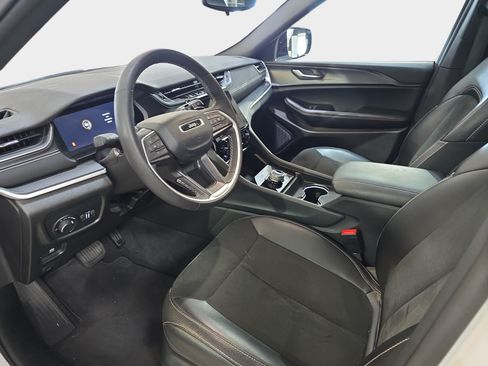 Used 2023 Jeep Grand Cherokee Altitude AWD/4WD image 13