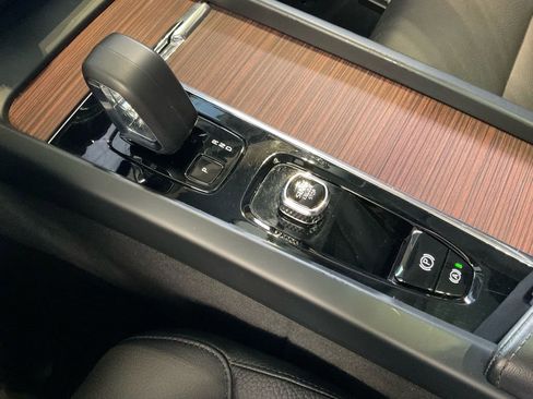 Used 2024 Volvo XC60 B5 Plus image 18