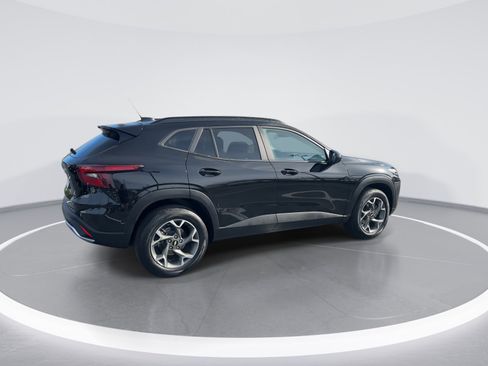 Used 2025 Chevrolet Trax LT w/ LT Convenience Package FWD image 9