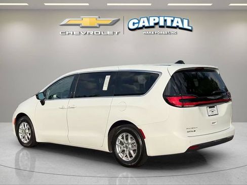 Used 2024 Chrysler Pacifica Touring-L FWD image 3
