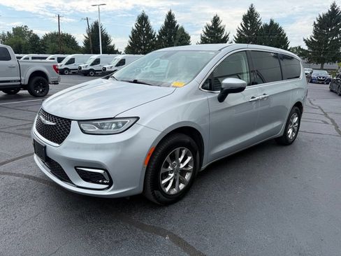 Used 2023 Chrysler Pacifica Touring-L AWD/4WD image 2
