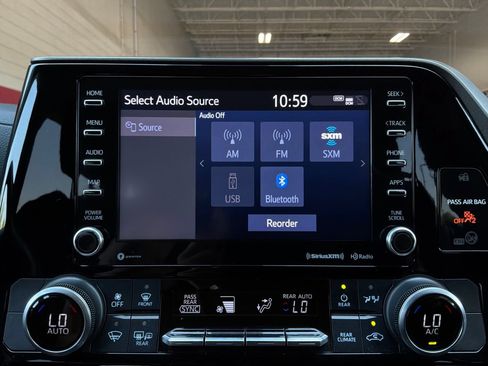 Used 2022 Toyota Highlander LE AWD/4WD image 32
