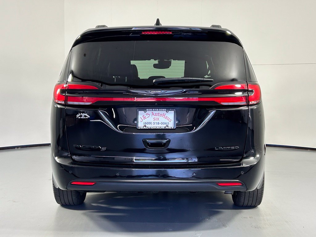 Used 2025 Chrysler Pacifica Limited FWD image 6
