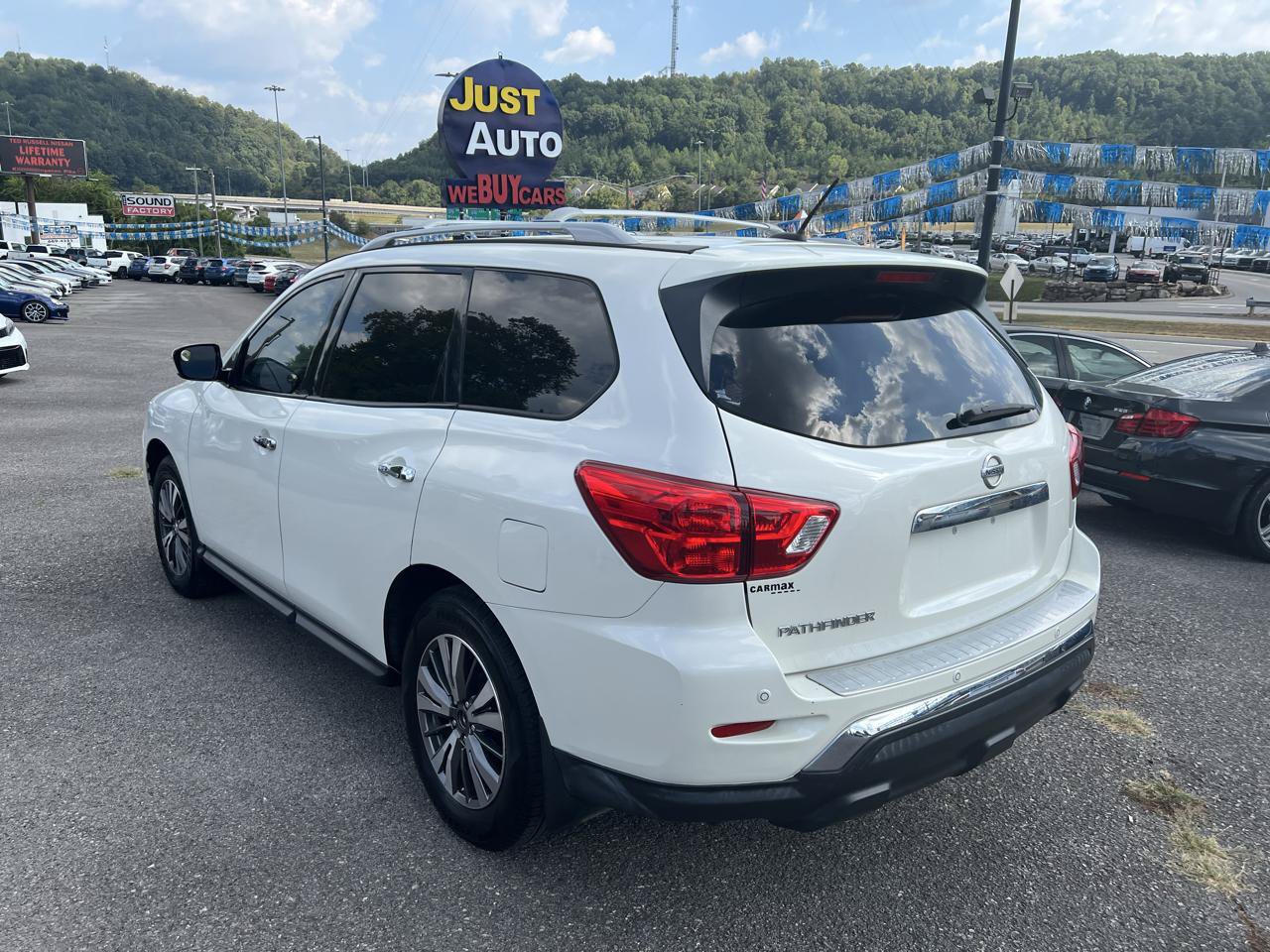 Used 2017 Nissan Pathfinder SV FWD image 5