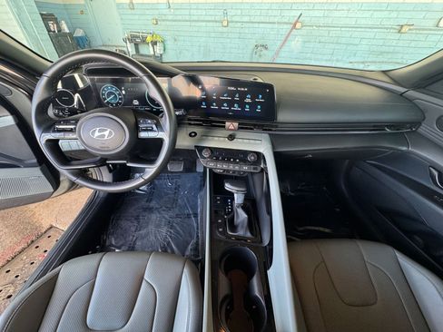 Used 2025 Hyundai Elantra Limited image 33