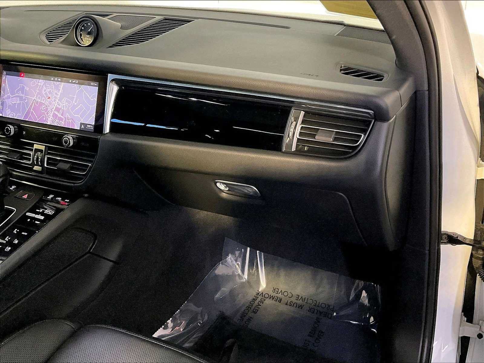 Certified 2023 Porsche Macan AWD/4WD image 22