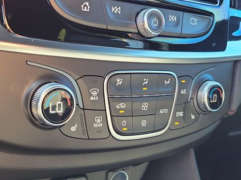 Used 2023 Chevrolet Traverse RS FWD image 26