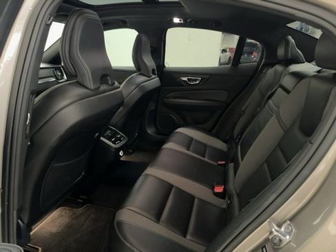 Used 2020 Volvo S60 T5 R-Design image 10