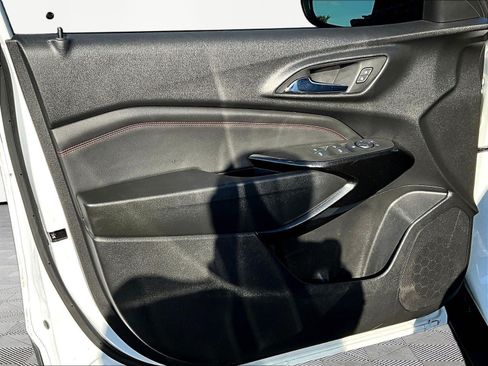 Used 2024 Chevrolet Trax RS w/ Sunroof Package FWD image 19