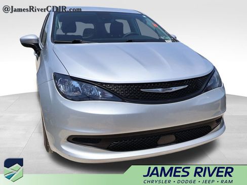 Used 2023 Chrysler Voyager LX FWD image 8