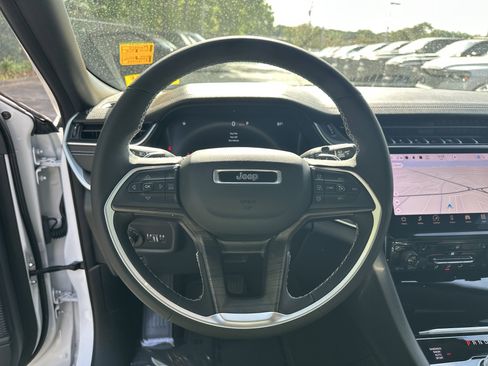 Used 2024 Jeep Grand Cherokee Limited w/ Black Appearance Package AWD/4WD image 26