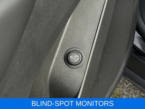 Used 2020 Chevrolet Equinox LT w/ Driver Convenience Package AWD/4WD image 16