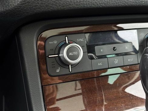Used 2015 Volkswagen Touareg TDI AWD/4WD image 15