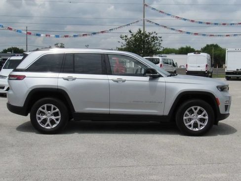 Used 2022 Jeep Grand Cherokee Limited AWD/4WD image 3
