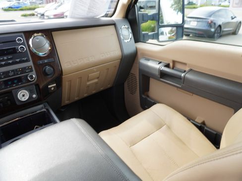 Used 2011 Ford F250 Lariat w/ Lariat Interior Pkg image 19