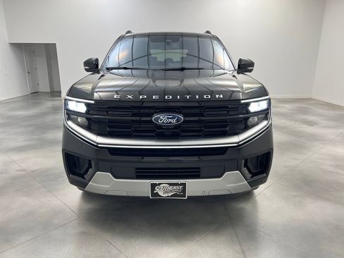 Used 2025 Ford Expedition Platinum AWD/4WD image 2