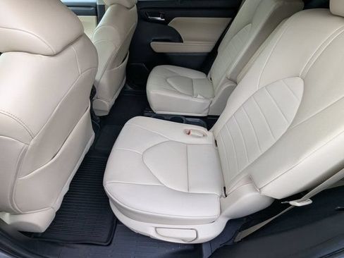 Used 2023 Toyota Highlander XLE FWD image 18