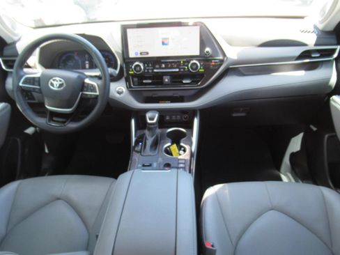 Used 2023 Toyota Highlander Limited FWD image 13