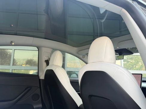Used 2022 Tesla Model Y Long Range AWD/4WD image 36