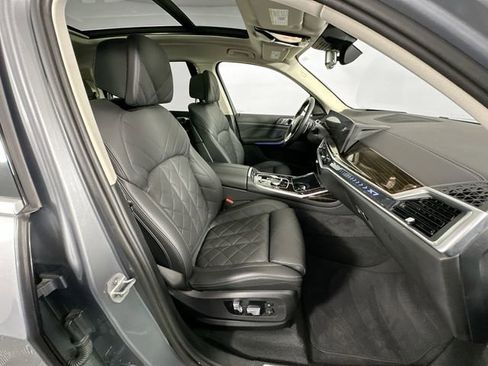 Used 2025 BMW X7 xDrive40i w/ Premium Package image 32