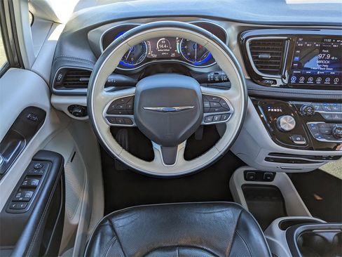 Used 2017 Chrysler Pacifica Limited image 18