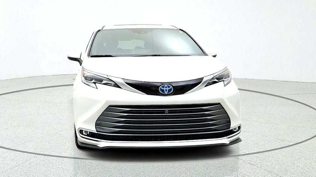 Used 2021 Toyota Sienna Platinum AWD/4WD image 2